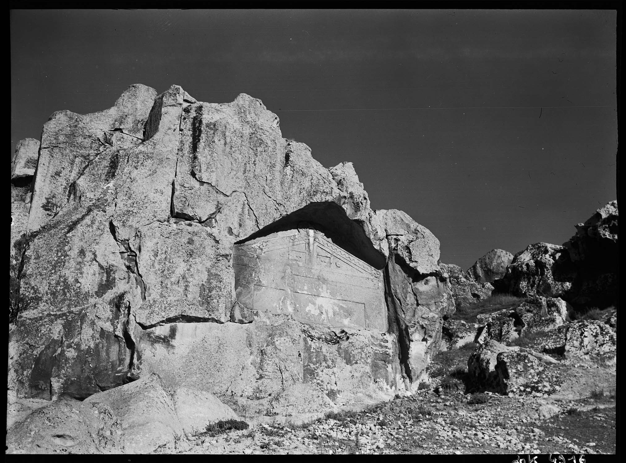 Monument inachevé : vue d'ensemble (voir "Phrygie. Exploration archéologique…", tome IV : "La Cité de Midas. Architecture", par A. Gabriel, Paris, E. de Boccard, 1965, pl. 35)